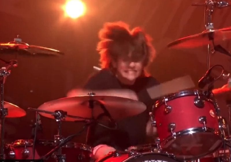 Filho de Taylor Hawkins emociona tocando My Hero na bateria no tributo do Foo Fighters