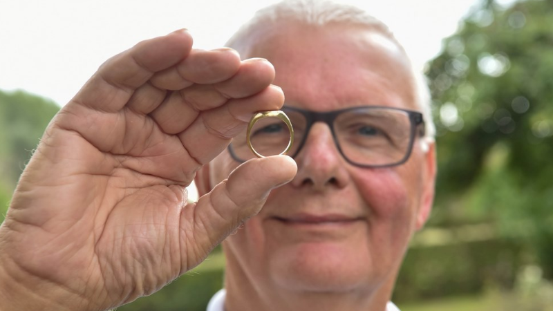 Homem encontra anel perdido há 50 anos na lavoura. Presente da mãe falecida