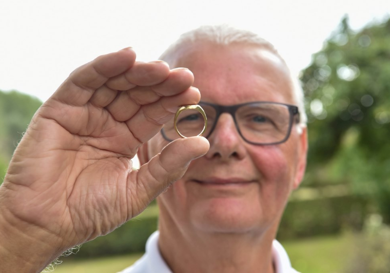 Homem encontra anel perdido há 50 anos na lavoura. Presente da mãe falecida