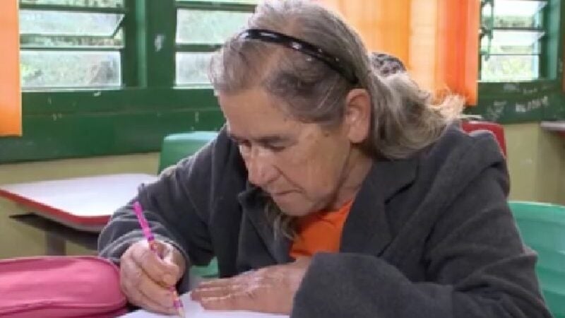 Aos 71, idosa entra na escola para aprender a ler e escrever