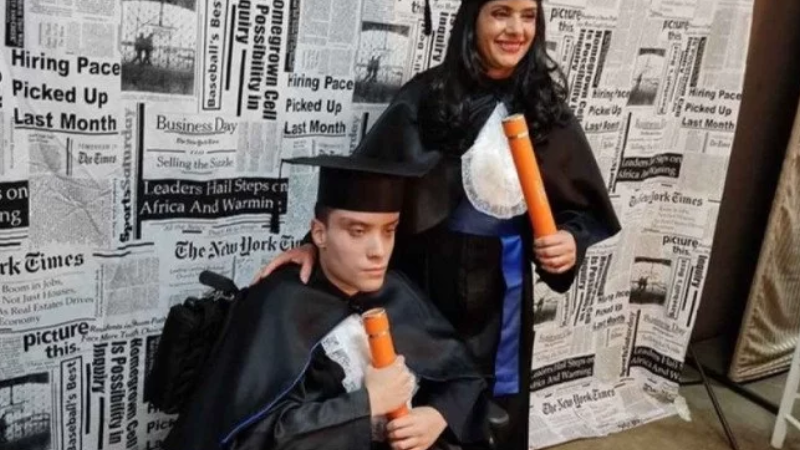 Amor e companheirismo! Mãe apoia filho cego e juntos se formam em Psicologia