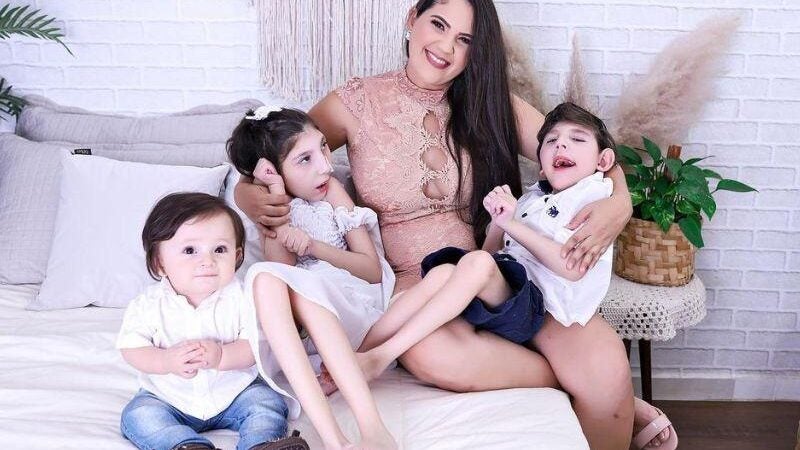 Mãe de filhos com paralisia é atacada por haters e diz: “Amor é a melhor resposta”