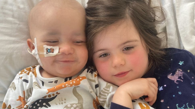 Menina de 4 doa células-tronco e salva irmão no 1º aniversário dele