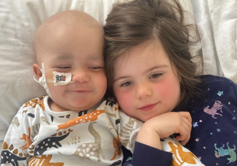 Menina de 4 doa células-tronco e salva irmão no 1º aniversário dele