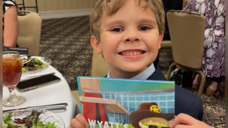 ‘Tudo bem ser diferente’. Garotinho com 12 dedos escreve livro inspirador