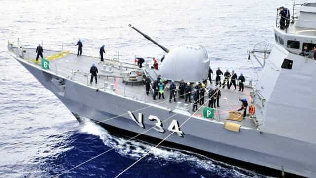 Navio da Marinha resgata argelinos à deriva na Espanha