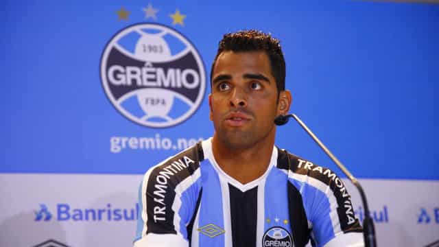 Maicon, ex-Grêmio e São Paulo, completa 37 anos e anuncia aposentadoria