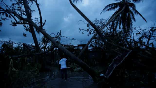 Furacões e tufões atingem países do Caribe e da Ásia e espalham danos