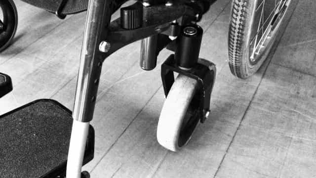 Cadeirante se arrasta para usar banheiro de avião sem ajuda de comissários