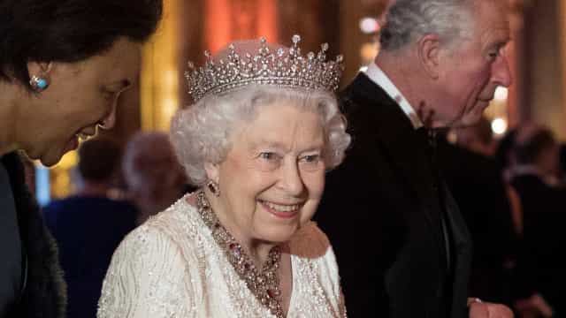 Rainha Elizabeth 2ª morreu de ‘velhice’, diz atestado de óbito