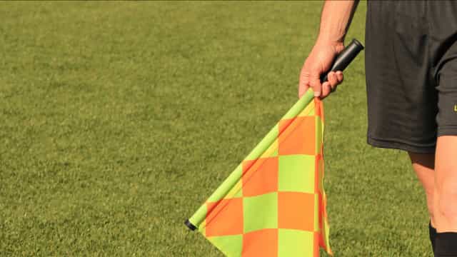 Uefa pede árbitros mais rígidos com jogadores que fazem simulação em campo