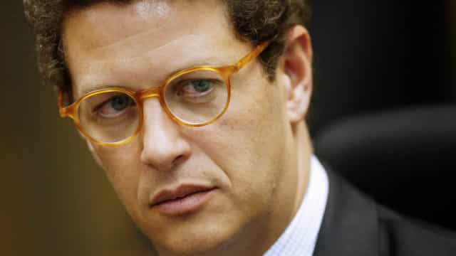 Ricardo Salles bate em motoboy e não presta socorro