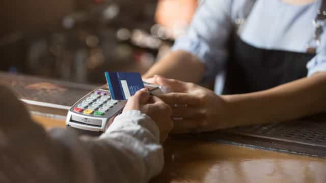 Dívidas no cartão de crédito crescem ao maior valor em 8 anos com inflação