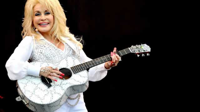 Dolly Parton, estrela do country, lança linha de acessórios para cachorros