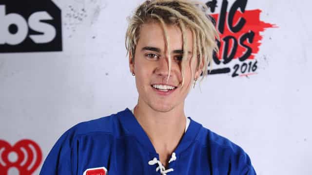 Equipe de Justin Bieber chega ao Brasil e é recebida com festa