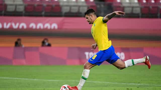 Machucado, Bruno Guimarães é cortado da seleção brasileira e volta à Inglaterra