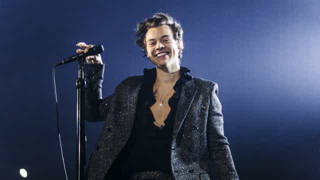 Por que Harry Styles dá munição a LGBTs que o acusam de queerbaiting