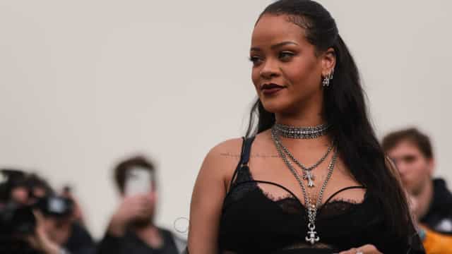 Rihanna ajuda funcionários a limpar restaurante após jantar com amigas