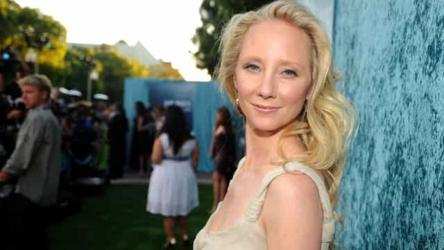 Anne Heche ficou presa por 45 minutos em carro em chamas antes de ser resgatada