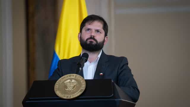 América Latina precisa reagir em conjunto em caso de golpe de Bolsonaro, diz Boric