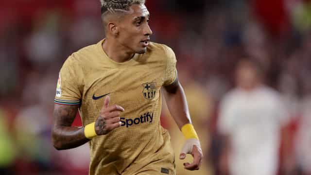 Barça bate Sevilla com gols de Raphinha e Lewandowski e continua na cola do Real