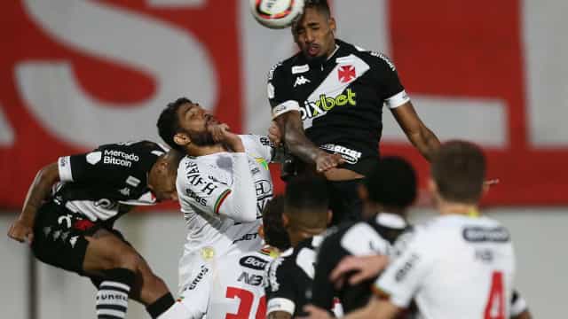Vasco perde para o Brusque e soma sexta derrota seguida fora de casa na Série B