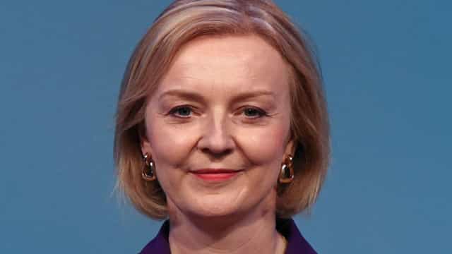 ‘Todo país está preocupado com saúde da rainha’, diz primeira-ministra britânica