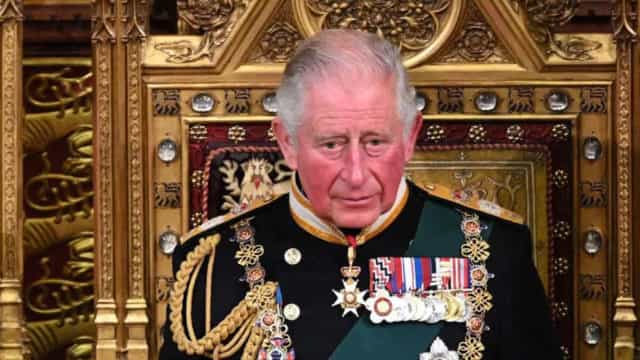 Rei Charles 3º não pode usar caneta Bic; entenda por quê