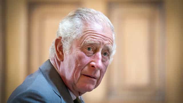 Charles 3º é recebido com choro em Buckingham após morte de Elizabeth 2ª