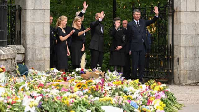 Família real cumprimenta súditos fora do castelo de Balmoral