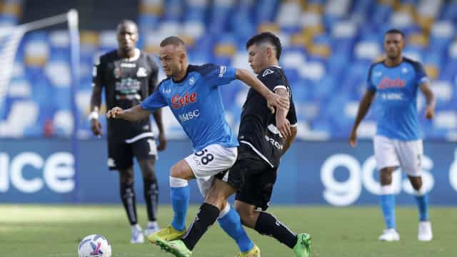 Napoli vence Spezia com gol aos 44 do 2º tempo e lidera o Campeonato Italiano