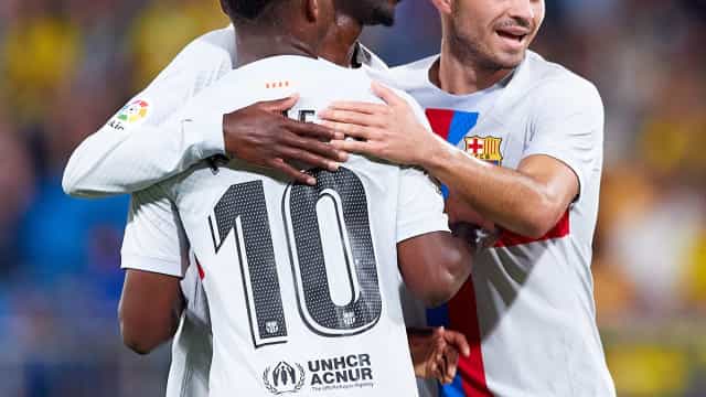 Barcelona goleia Cádiz em jogo paralisado por torcedor com ataque cardíaco