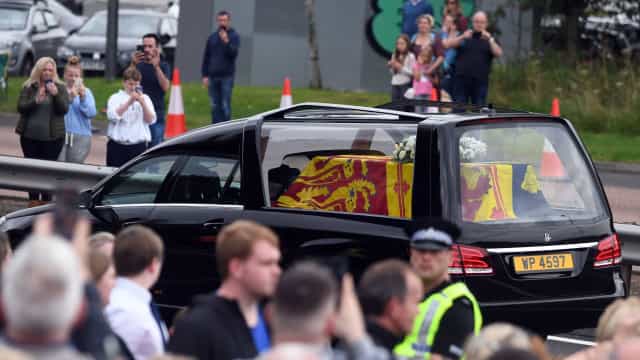 Com flores e bandeira, corpo de Elizabeth 2ª deixa Balmoral em direção a Edimburgo