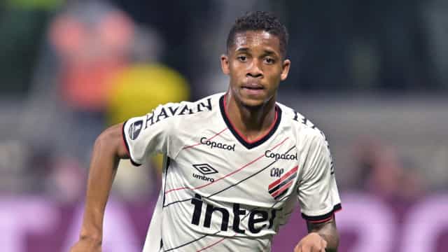 Avaí sai na frente, mas cede empate ao Athletico-PR e se complica no Brasileiro