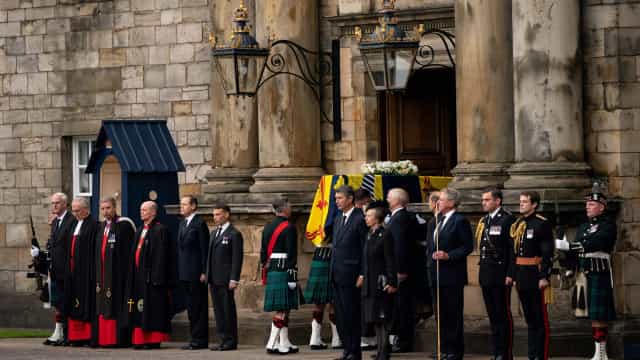 Caixão de Elizabeth 2ª chega a Edimburgo