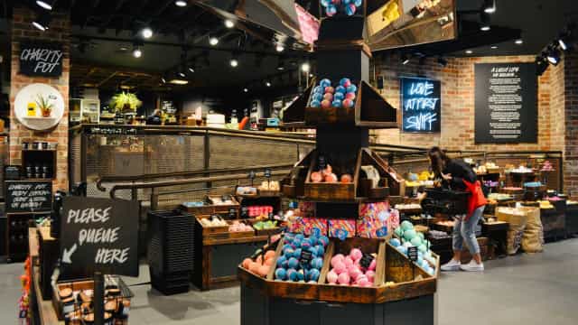 Lush deixou o País há 4 anos, mas é alvo de briga quente na Justiça