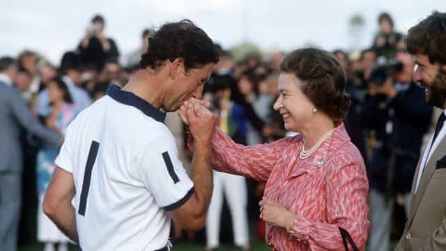 Mãe e filho: Os momentos memoráveis da Rainha Elizabeth II com o Rei Charles III
