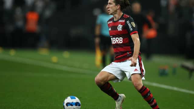 Filipe Luís despista sobre renovação e sonha em ganhar mais taças pelo Flamengo