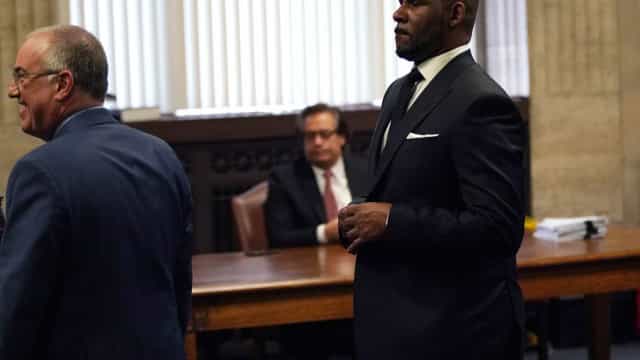 Cantor R. Kelly é condenado por pornografia infantil e abuso de menores