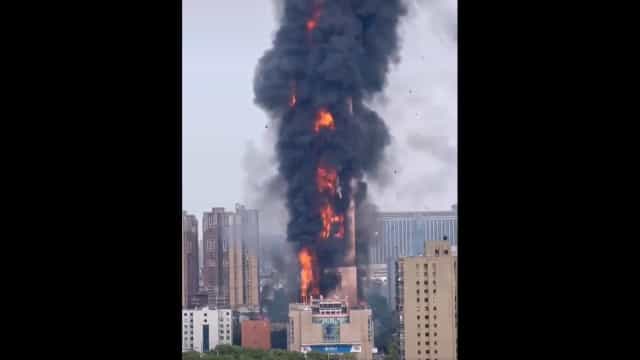 Incêndio num arranha-céus em cidade chinesa causa pânico