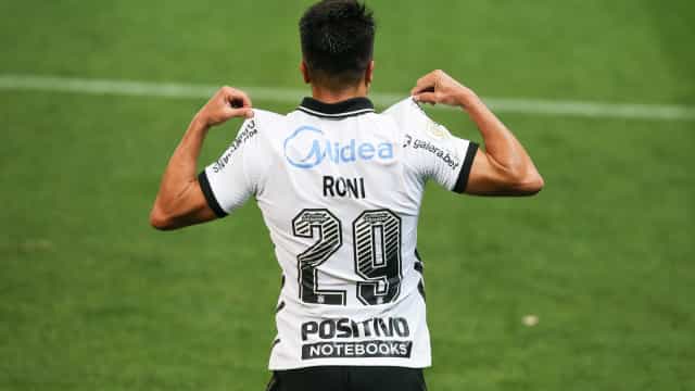 Roni entrega camisa do Corinthians para seu professor após jogo contra Flu