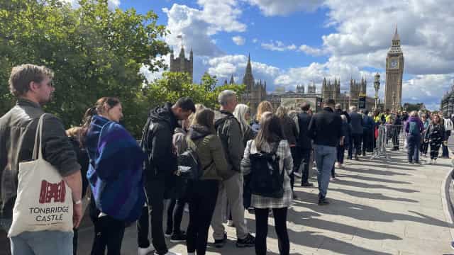 Homem esfaqueia policiais em Londres perto da fila para ver o caixão da rainha