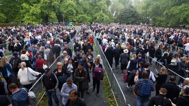 Jovem teria agredido sexualmente mulheres em fila para homenagear rainha