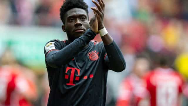 Bayern de Munique perde para o Augsburg; Borussia vence e assume ponta no Alemão