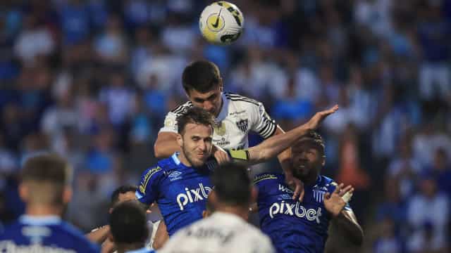 Atlético-MG não empolga, perde para Avaí e segue fora do G6