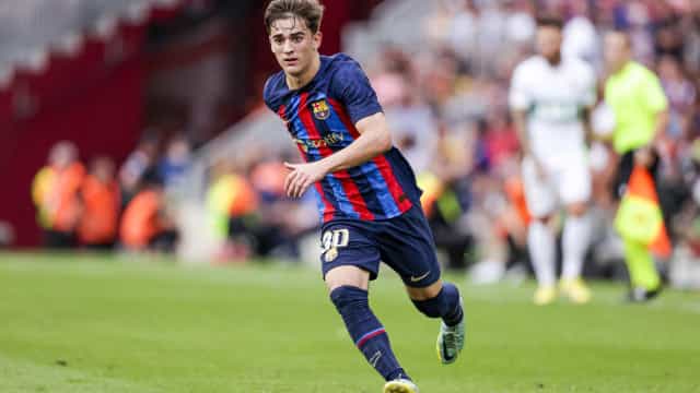 Barça vence Elche com dois de Lewa e assume liderança do Espanhol