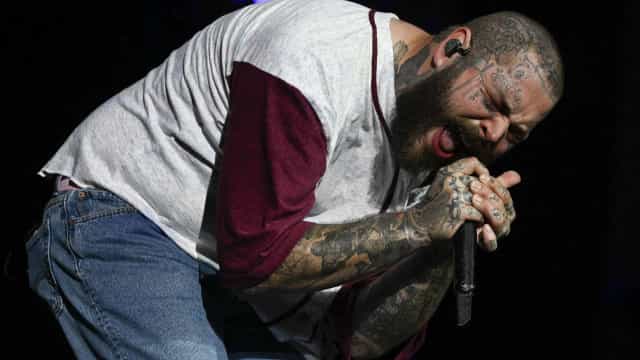 Post Malone sofre queda no palco, se contorce de dor, chora, e é socorrido por paramédicos