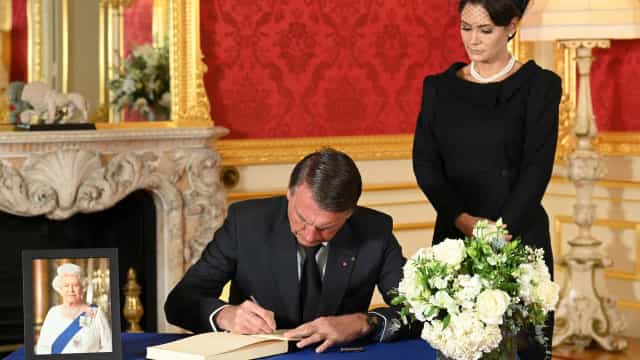 Bolsonaro usa viagem de funeral da rainha para fazer campanha sobre preço de gasolina