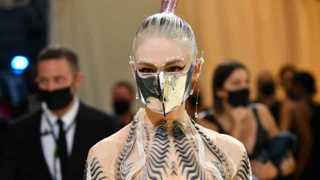 Grimes compartilha rara foto da filha que tem com Elon Musk