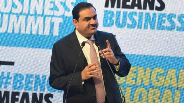 Quem é o indiano que desbancou Jeff Bezos como segunda pessoa mais rica do mundo